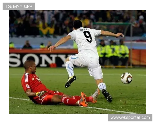 守门员犯规判罚要点：判点球与红牌的关键条件