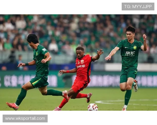 抢门将手中球犯规判罚为何经常被裁判忽视？揭秘规则细节解析